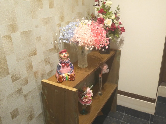 土間は綺麗なお花を飾り付けしております。