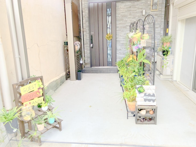 玄関外は綺麗な装飾をしております。