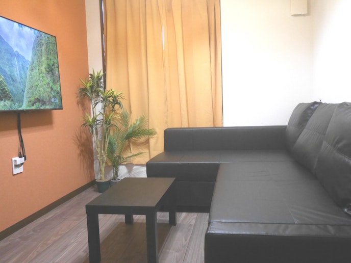 2階のリビングダイニングです。50インチのスマートテレビがございます。