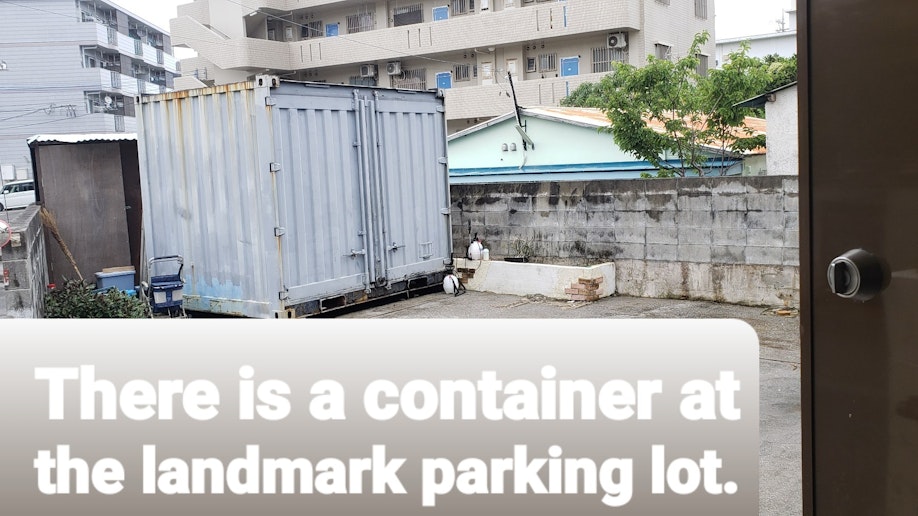 駐車場にコンテナ目印