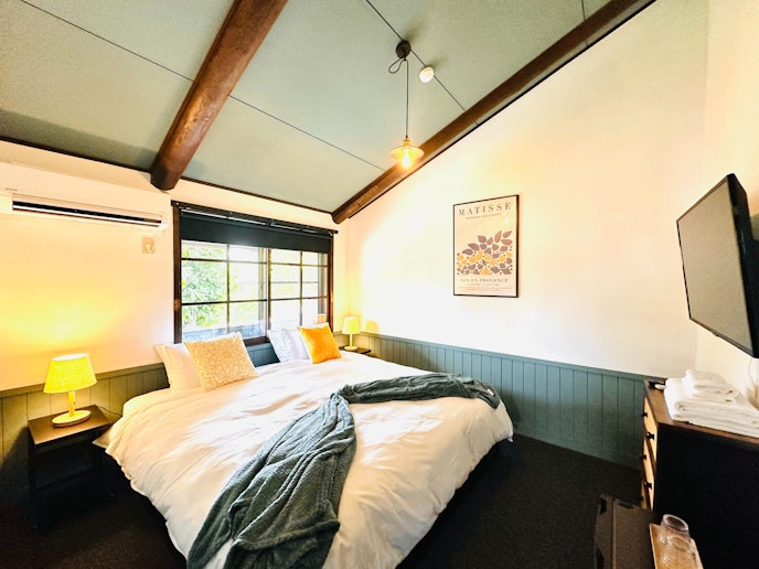 Bedroom 2: King bed x 1