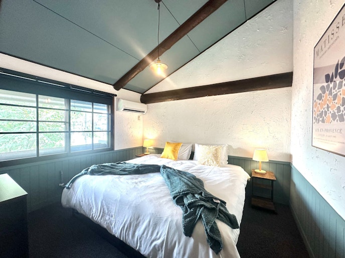 Bedroom 2: King bed x 1