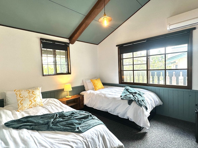 Bedroom 2: Single bed x 2