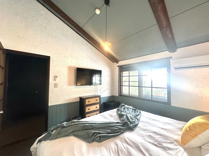 Bedroom 2: King bed x 1