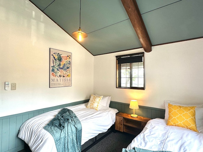 Bedroom 2: Single bed x 2