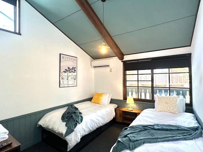 Bedroom 2: Single bed x 2