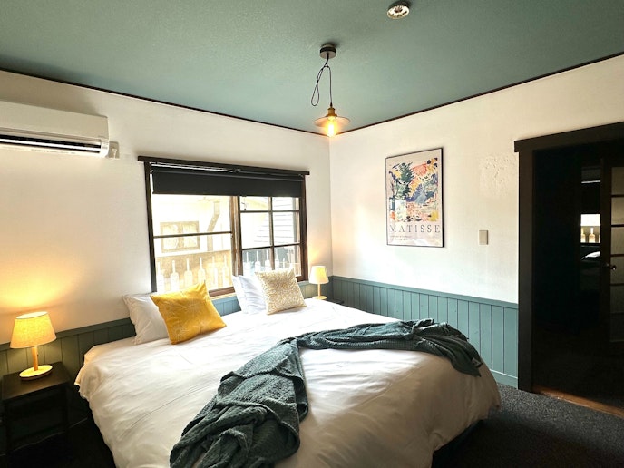 Bedroom 1: King bed x 1