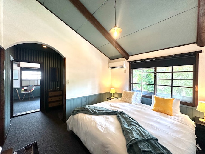 Bedroom 2: King bed x 1