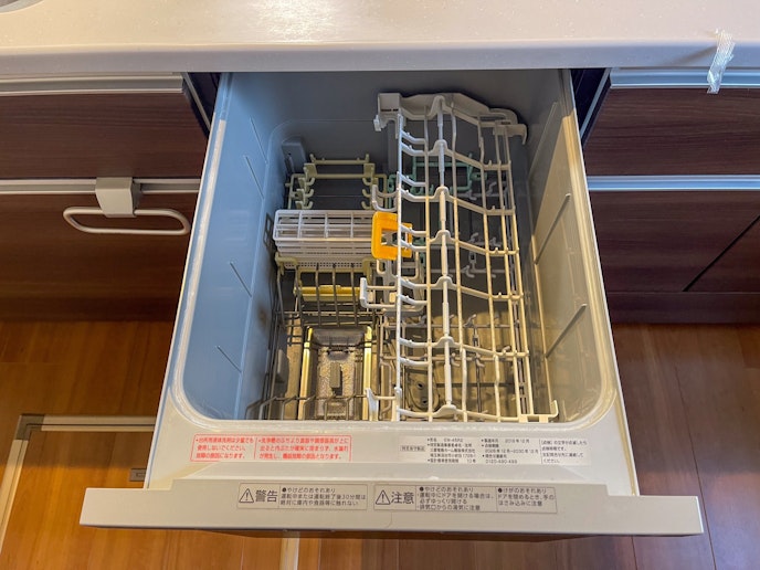 食器洗い機が完備されており、手間をかけずに効率的に食器を洗うことができます