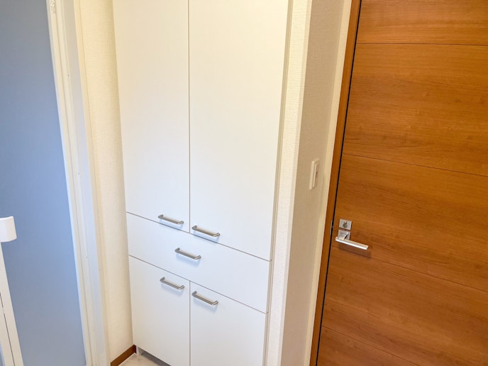 大容量の収納スペースが設けられており、荷物や日用品の整理がしやすい環境です