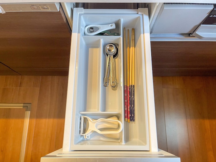 菜箸、ピーラー、栓抜きが備わっており、様々な調理に対応できます