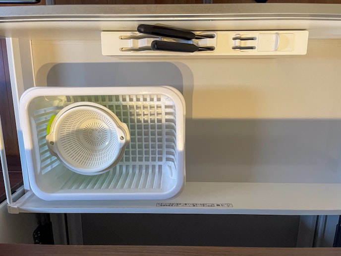 ざるや包丁も備わっており、様々な調理に柔軟に対応できます