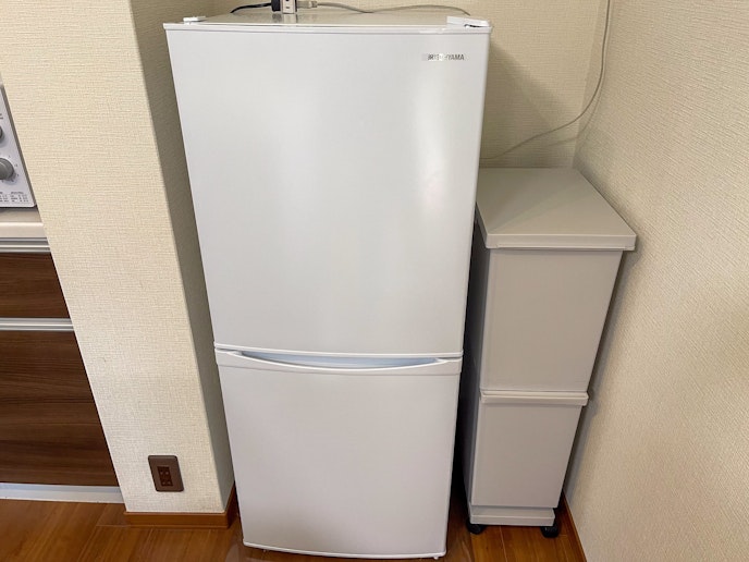 大容量の冷凍庫を備えた冷蔵庫があり、食材の保管に便利です