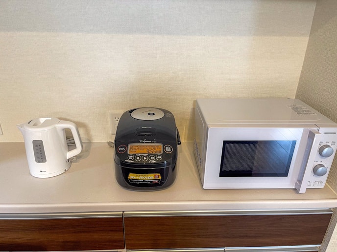 電気ポット、炊飯器、電子レンジが備わっており、キッチンでの調理が便利です