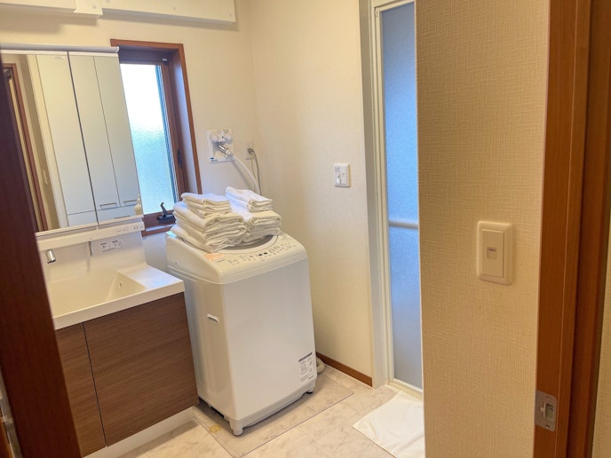 洗濯機が完備され、清潔なバスタオルも用意されています。衛生的なバスルーム環境をサポートしています