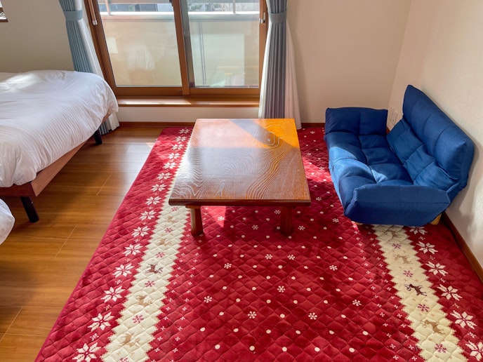 寝室には簡単なソファーとテーブルが配置され、くつろぎのスペースとして活用できます