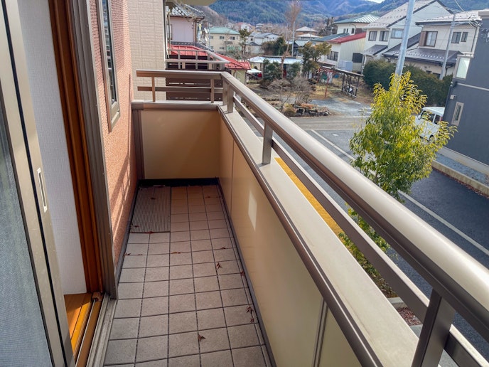 バルコニーからの景色は開放的で、周囲の風景を満喫できます