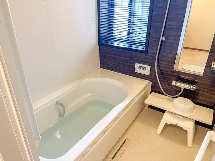 バスルームには綺麗なシャワー付きのバスタブがあり、リラックスできるバスタイムを提供しています