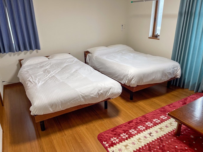 寝室にはダブルベッドが2つ備えられており、ゆったりとした寝心地が提供されています。