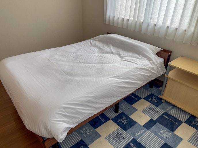 こちらの寝室にはダブルベッドが1台配置されており、贅沢な寝心地が楽しめます