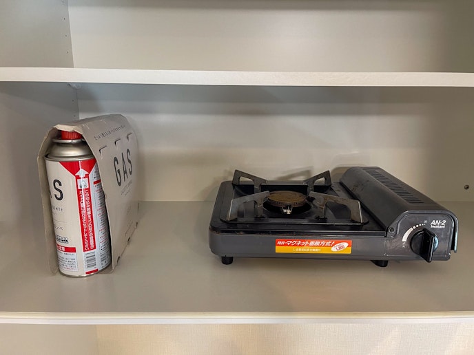 ガスコンロとガスが完備されており、多彩な料理を調理するための設備が整っています