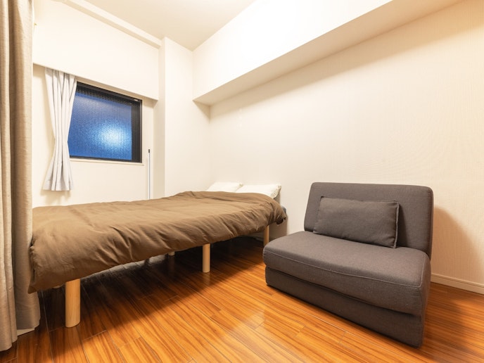 ・【お部屋】シングルベッド3台を設置（写真の寝具は実際と異なります）