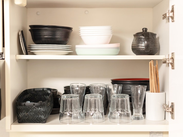 ・【キッチン】食器やコップ、カトラリーをご用意、ご自由にお使いください