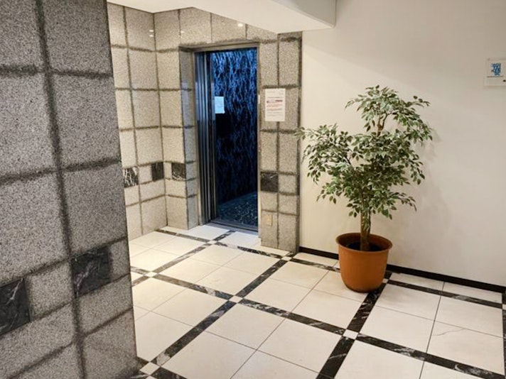 ・【エントランス】落ち着いた雰囲気。上階へはエレベーターで移動できます