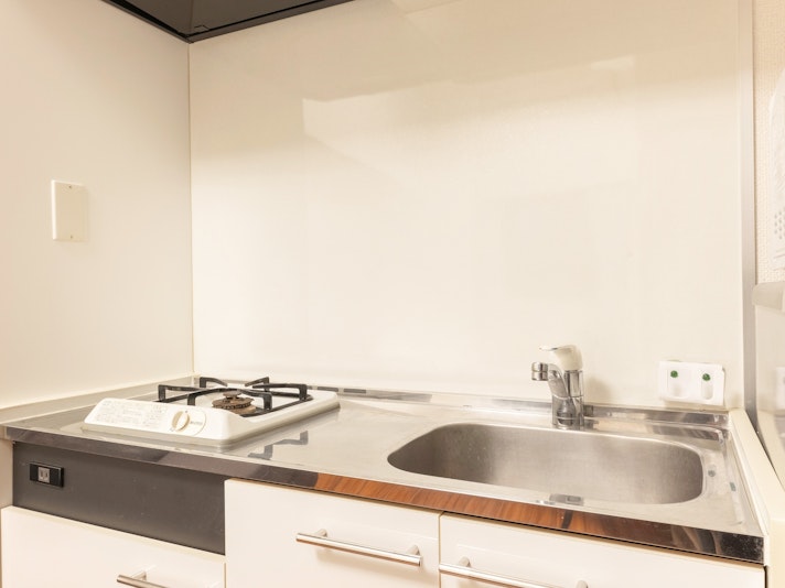 ・【キッチン】コンパクトな調理スペースもあります