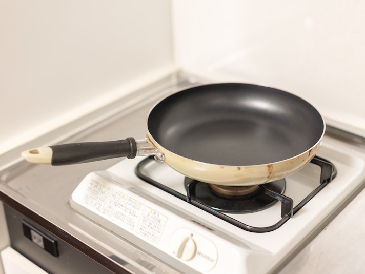 ・【キッチン】一口ガスコンロを完備。簡単な調理ができます