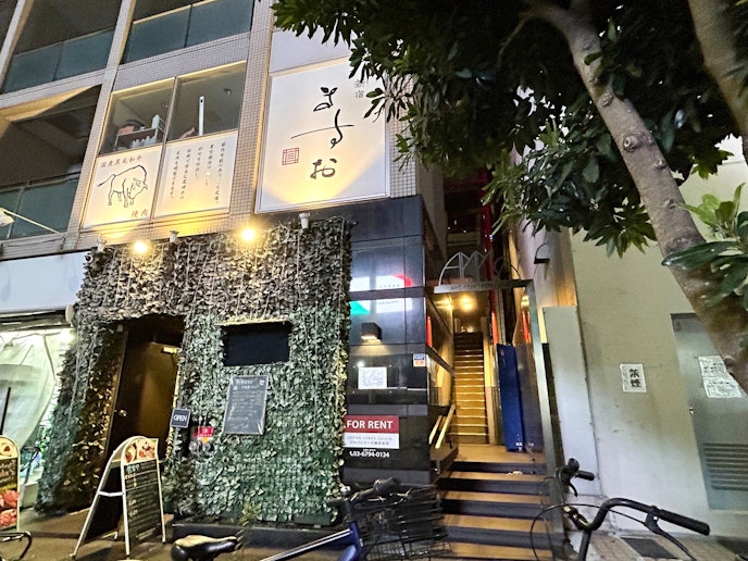 ・【外観】夜の新宿をお楽しみいただいた後は、すぐに宿に戻ってお休みいただけます
