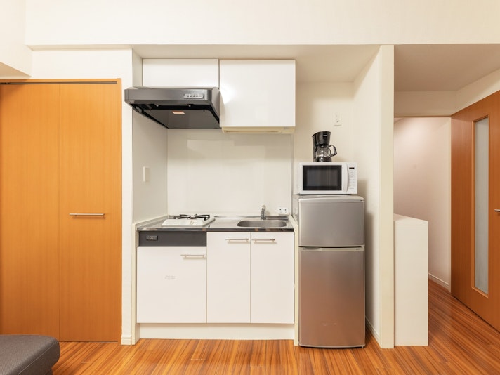 ・【キッチン】簡易キッチンですが、基本的な調理器具は揃っております