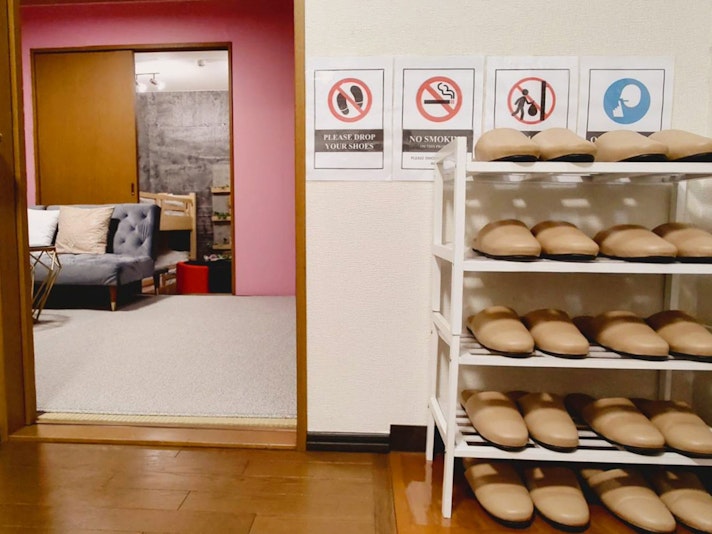 ・【エントランス】こちらでスリッパに履き替えてお上がりください