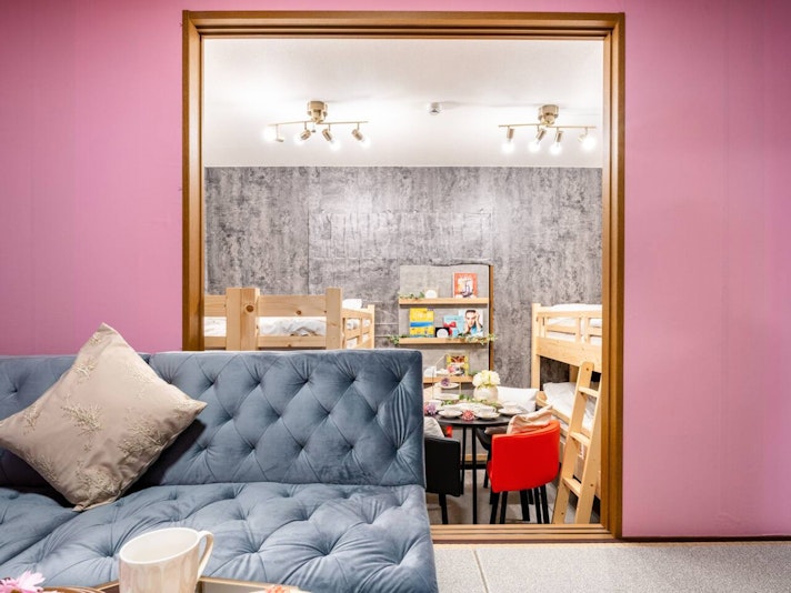 ・【リビング】ベッドが近くにある安心感　ご自宅のようにおくつろぎいただけます