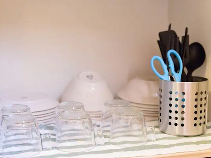 ・【キッチン】調理器具やカトラリーも完備　ご自分でお料理をしてお食事が楽しめます