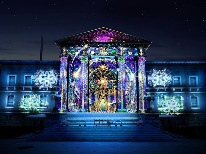 ・【周辺　大阪】歴史的な近代建築物　大阪府立中之島図書館　壁面をスクリーンにした光の芸術作品