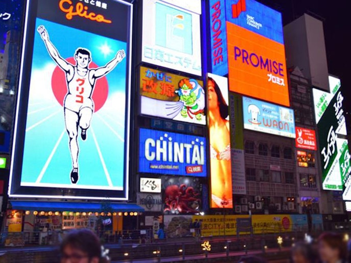 ・【周辺　大阪】同じポーズで記念撮影　道頓堀川沿いの看板群