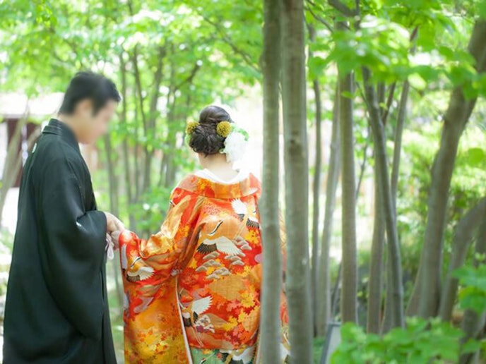 ・【周辺】和装姿が緑に映えるロケーション