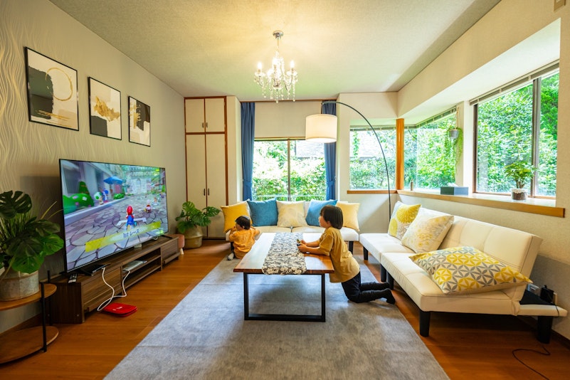 窓の外の緑が開放的