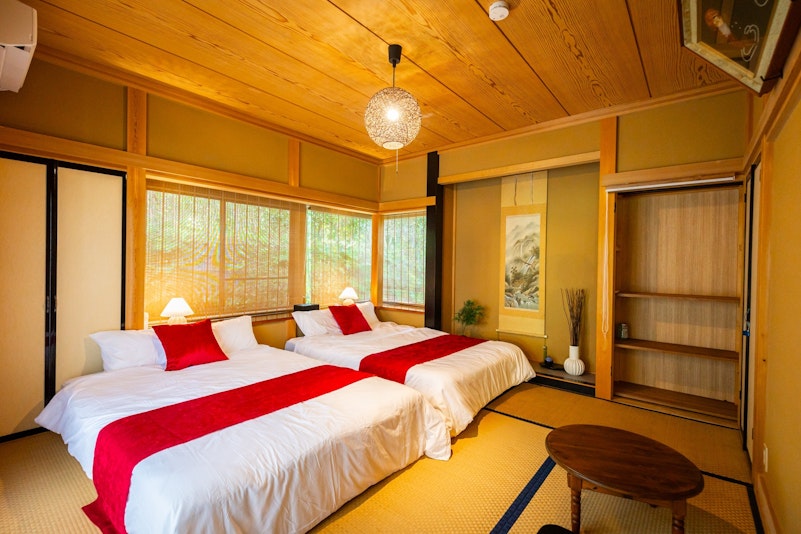 1階和室はダブルサイズのローベッドが２つ
