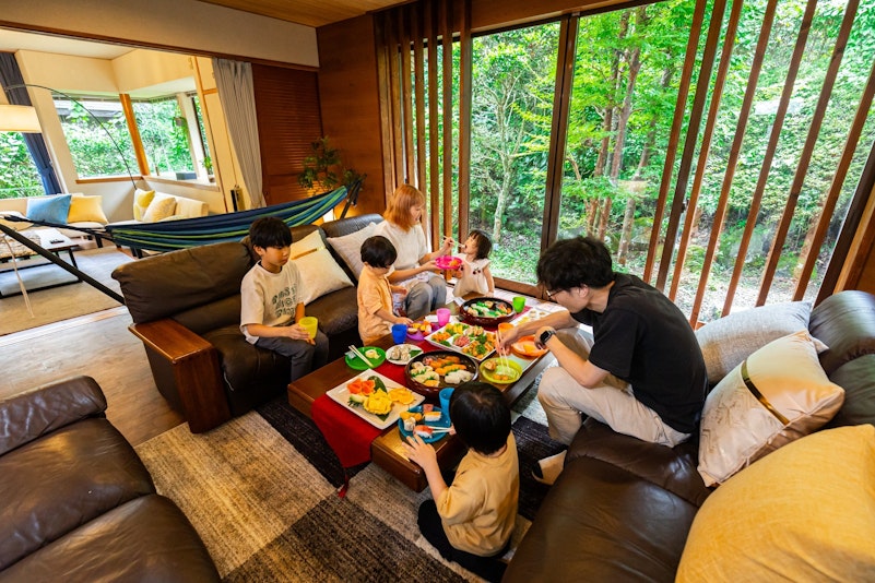 メインリビングには8人掛けソファ―。中央に大きなテーブルもあり、飲食に最適！