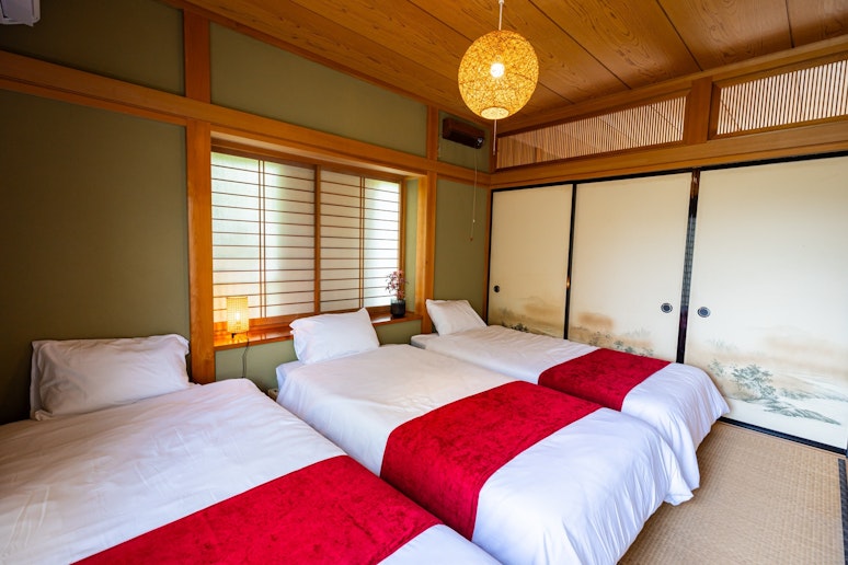 2階は和室が二間、シングルベッドが計7台