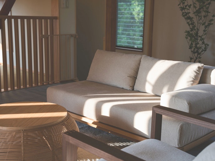 ・【ラウンジ】長時間座っても疲れないソファ。1人の時は足を延ばして寛げます