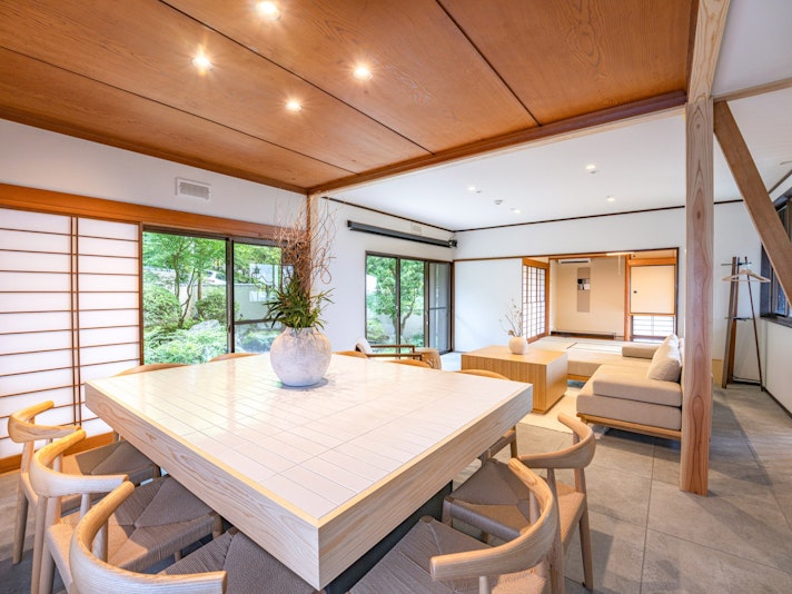 ・【ダイニング】ゆったりとしたリビングダイニング。大人数でもお寛ぎいただけます