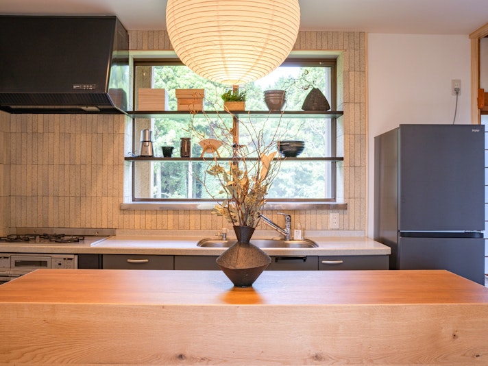 ・【キッチン】窓の外に広がる自然を眺めながら調理できる癒しのキッチン