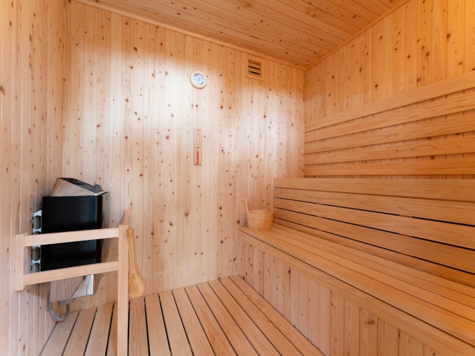 ・【サウナ】檜材をふんだんにあしらったプライベートサウナを設置