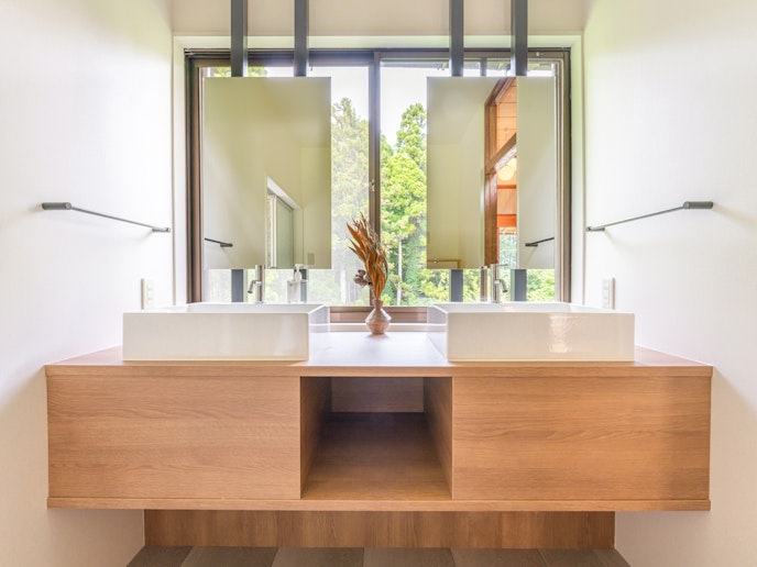 ・【洗面所】洗面ボウルが2カ所。朝の洗面所渋滞を回避しやすくなります