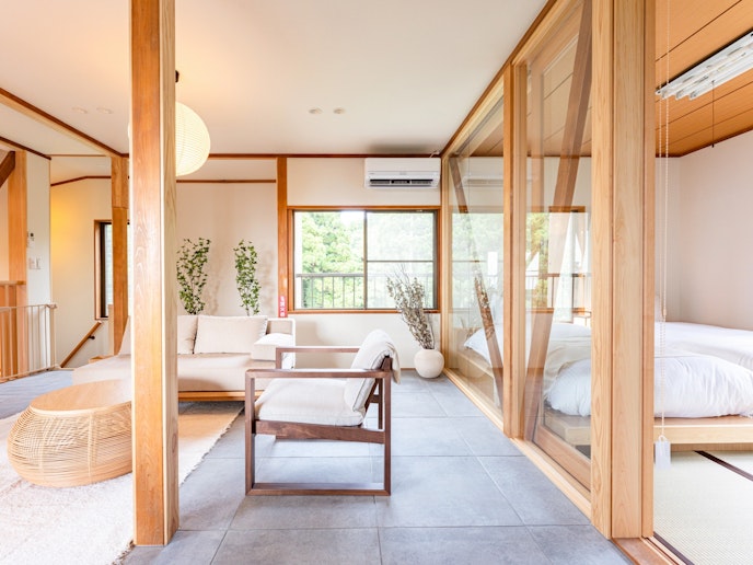 ・【ラウンジ】ドッグエリアも隣にあるので、ワンちゃんたちも安心して寛げます