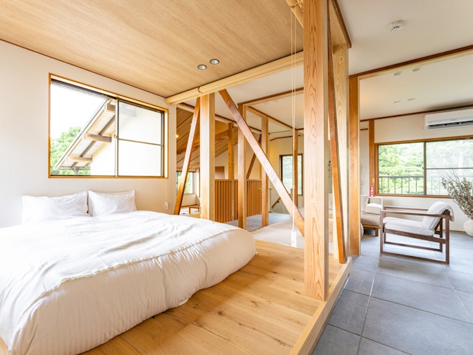 ・【洋室】お部屋の圧迫感を軽減してスッキリした印象を与えるローベッドを設置