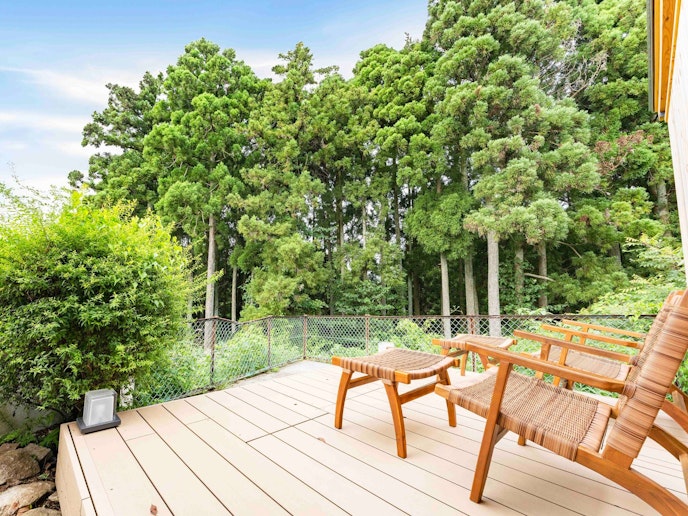 ・【サウナ】サウナの後は、ウッドデッキに座って森林浴。贅沢なリフレッシュタイム